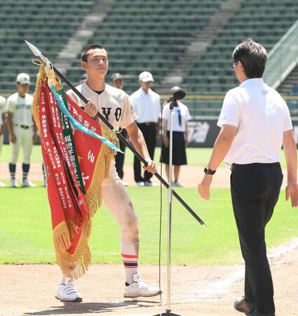 　優勝旗を受け取る東洋大姫路・渡辺拓雲（撮影・西田忠信）