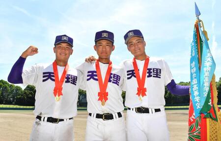 　奈良県大会優勝に貢献した（左から）天理・橋本桜佑、松村晃大、長尾亮太（撮影・中田匡峻）