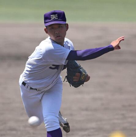 　力投する先発投手の天理・松村晃大（撮影・中田匡峻）