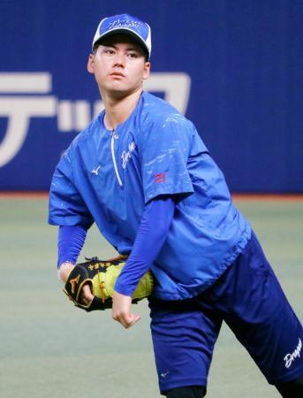 　キャッチボールで調整する中日・金丸＝バンテリンドーム