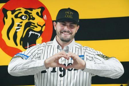 　入団記者会見後にポーズをとる阪神のハートウィグ＝２８日、兵庫県西宮市