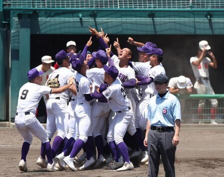 　３年ぶり３０回目の甲子園出場を決め、歓喜する天理ナイン（撮影・中田匡峻）