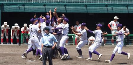 　３年ぶり３０回目の甲子園出場を決めた天理ナイン（撮影・中田匡峻）