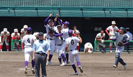 ３年ぶり３０回目の甲子園出場を決め、智弁学園ナインを背に喜ぶ天理ナイン＝さとやくスタジアム（撮影・中田匡峻）