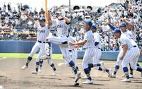 　サヨナラで夏連覇を決めベンチから飛び出す健大高崎ナイン（撮影・間宮　涼）