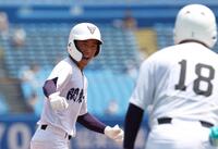 　４回、右越えソロを放ち、叫ぶ関東第一・坂本（撮影・佐々木彰尚）