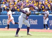 　７回、岩﨑大を中飛にしとめ叫ぶ関東第一・坂本（撮影・佐々木彰尚）