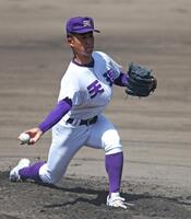 　力投する先発投手の天理・松村晃大（撮影・中田匡峻）