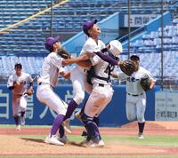 　甲子園出場を決めて関東第一・中浜捕手に抱きつく坂本投手（撮影・佐々木彰尚）