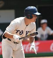 　３回、適時打を放つ東洋大姫路・高田瑠心（撮影・西田忠信）