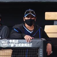 　５回、戦況を見つめる新庄監督＝２７日
