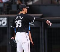 　４回裏終了後、球審に話しかける田中晴（撮影・中島達哉）