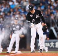 　５回、田中晴が手にしたロジンの粉がマウンドの後方に流れる＝２７日