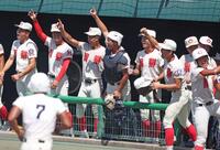 　１回、智弁学園・角谷哲人の先制適時打で盛り上がる智弁学園ナイン（撮影・中田匡峻）