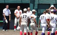 　天理に敗れ、整列するナインを見つめる智弁学園・小坂将商監督（左から２人目）＝撮影・中田匡峻