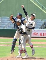 　優勝を決め、マウンドで歓喜する東洋大姫路・木下鷹大（右）ら（撮影・西田忠信）