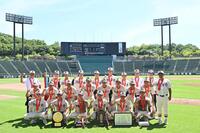 　集合写真に納まる東洋大姫路ナイン（撮影・西田忠信）