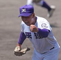 　５回、智弁学園・少路慶斗を二ゴロに打ち取り、ガッツポーズを見せる天理・橋本桜佑（撮影・中田匡峻）