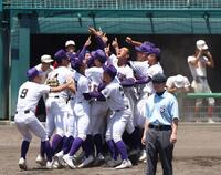 　３年ぶり３０回目の甲子園出場を決め、歓喜する天理ナイン（撮影・中田匡峻）