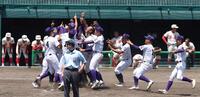　３年ぶり３０回目の甲子園出場を決めた天理ナイン（撮影・中田匡峻）