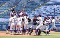 　甲子園出場を決めた関東第一ナイン（撮影・佐々木彰尚）