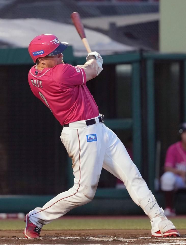 　６回、ボイトが左越えに逆転２ランを放つ