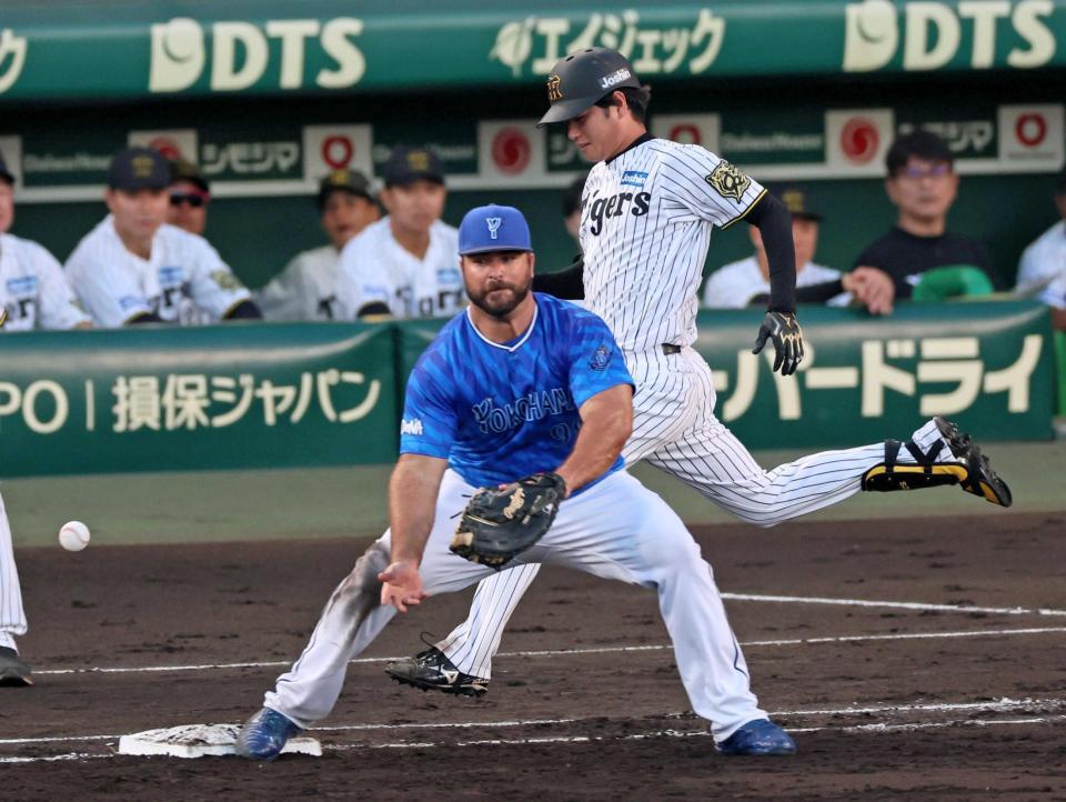 　２回、一塁手フォードの捕球ミスで出塁する高橋
