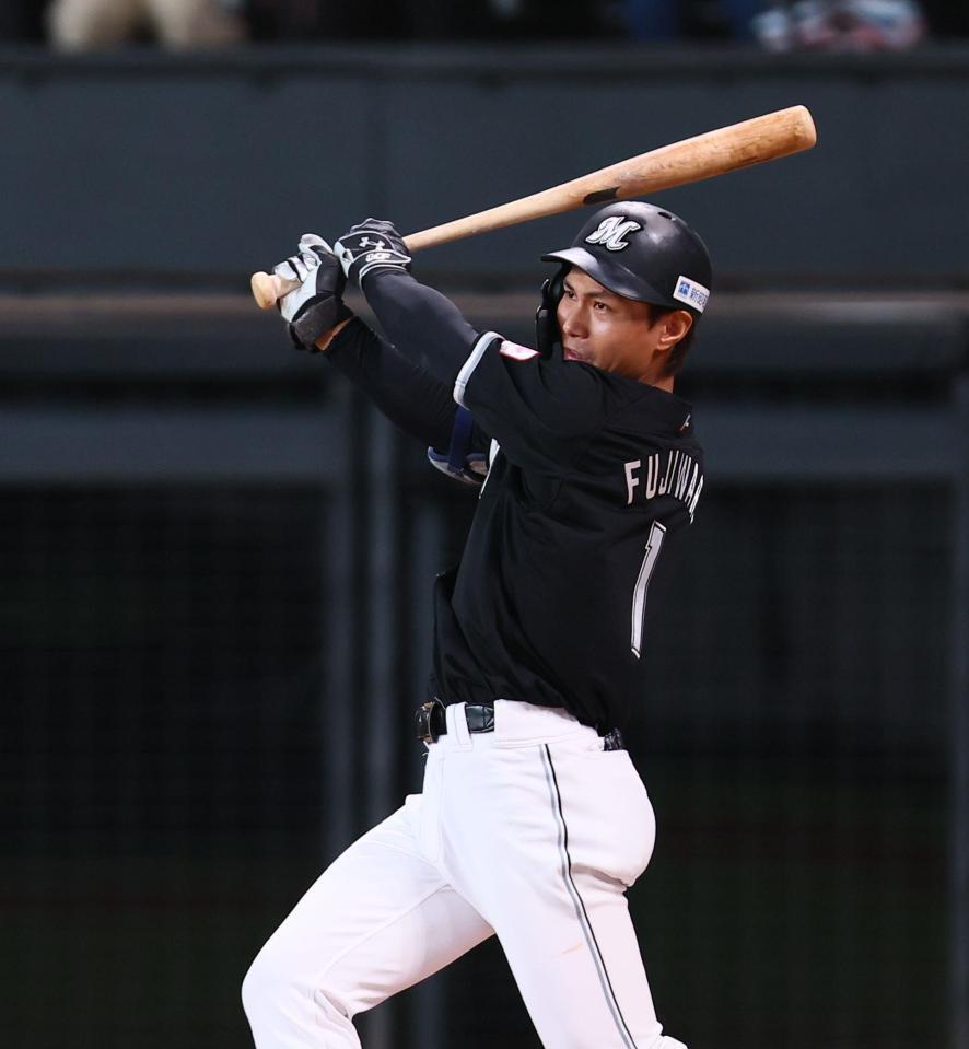 　８回、同点となる左前適時打を放つ藤原（撮影・中島達哉）