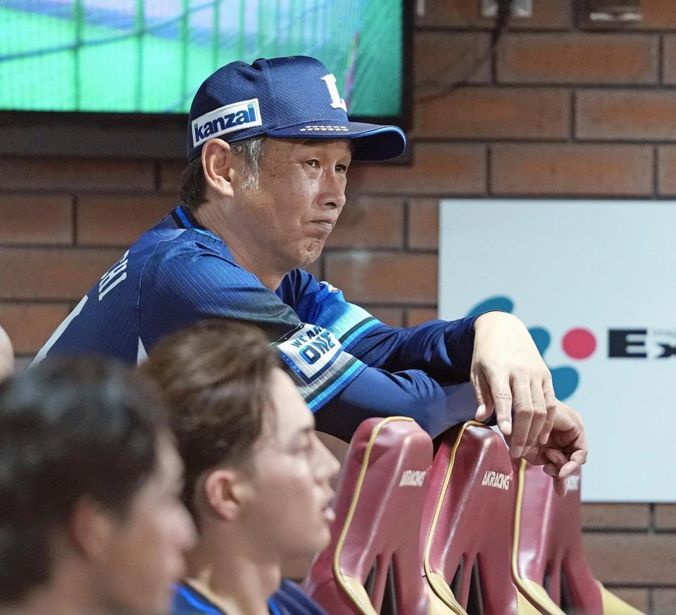 　９回、渋い表情で試合を見守る西口監督