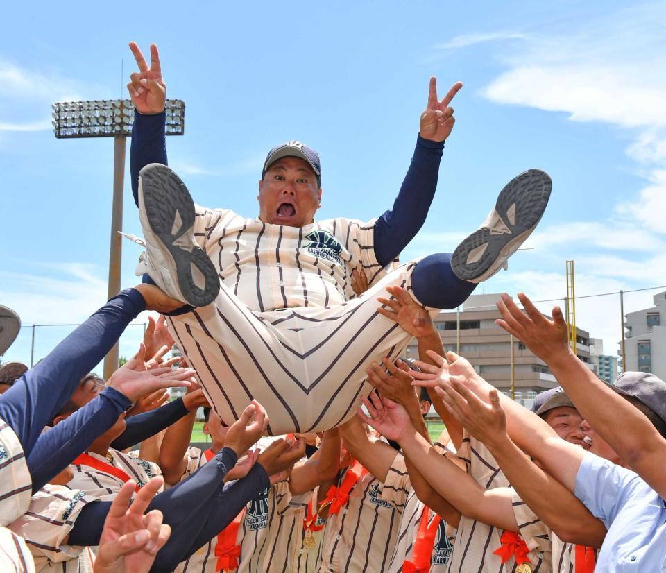 　ナインから胴上げされる東大阪大柏原・土井監督（撮影・中田匡峻）