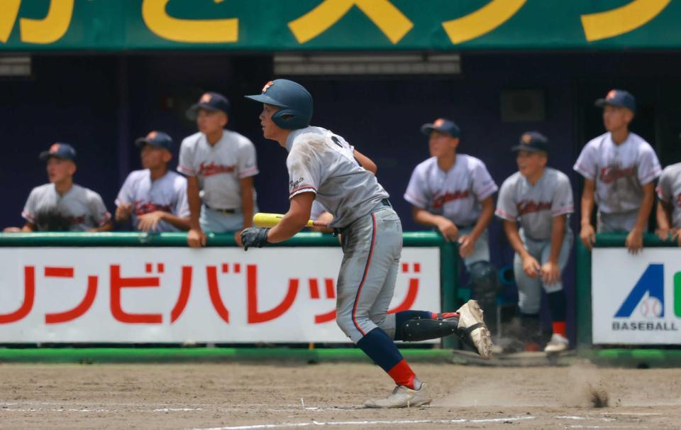 　９回、サヨナラタイムリーを放つ京都国際・猪股（撮影・石湯恒介）