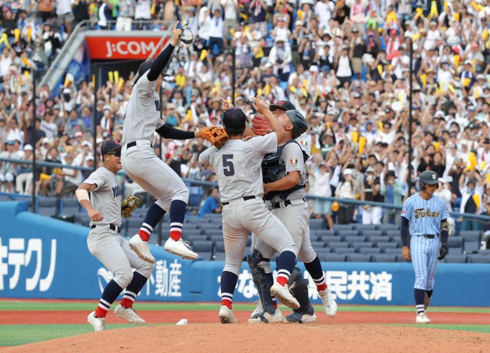 　甲子園出場を決め、喜ぶ横浜ナイン（撮影・西岡正）