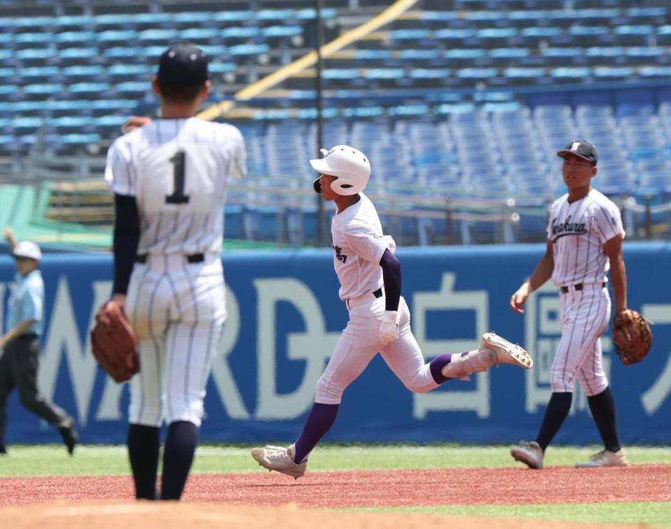 　４回、ソロを放ち喜ぶ関東第一・坂本（撮影・佐々木彰尚）