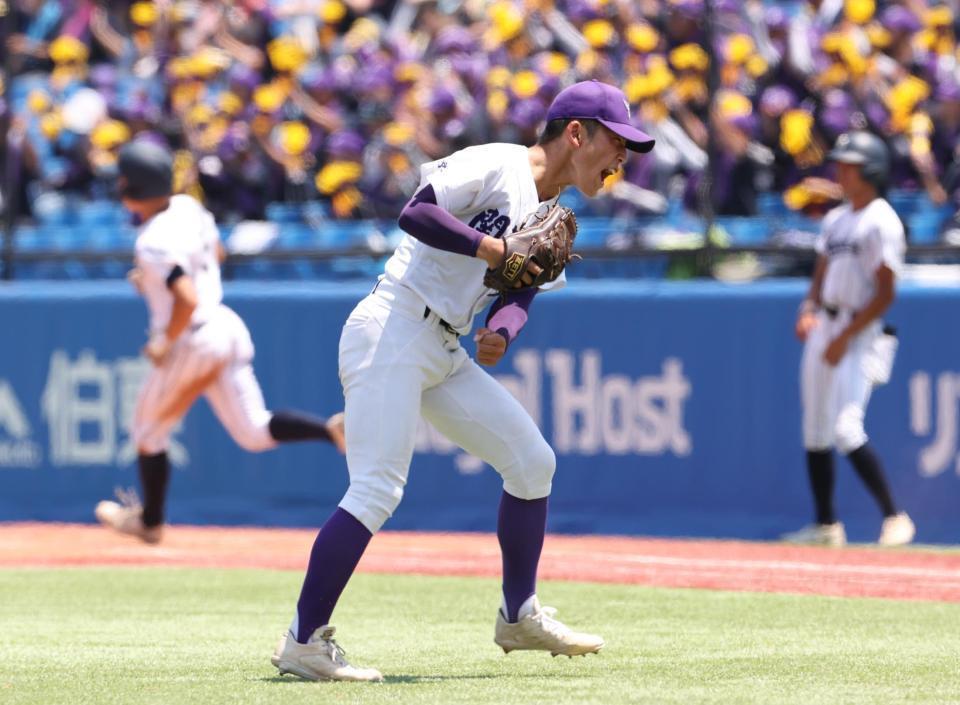 　７回、岩﨑大を中飛にしとめ叫ぶ関東第一・坂本（撮影・佐々木彰尚）