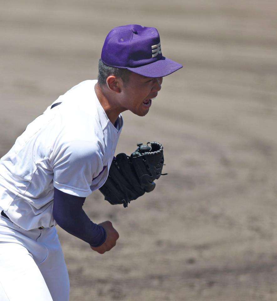 　２回、ピンチで智弁学園・中辻優斗を右飛に抑え、ほえる天理・松村晃大（撮影・中田匡峻）