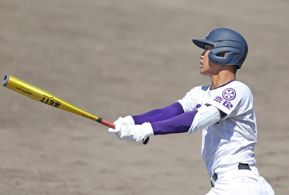 　２回、レフトへ逆転３ランを放つ天理・松村晃大（撮影・中田匡峻）