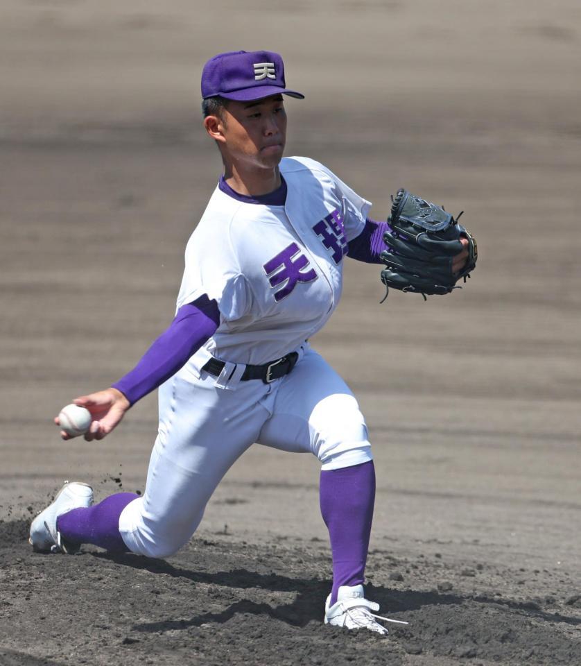 　力投する先発投手の天理・松村晃大（撮影・中田匡峻）