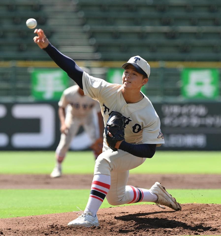 　力投する先発の東洋大姫路・木下鷹大（撮影・西田忠信）
