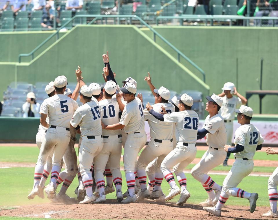 　報徳学園を破り、優勝を決め歓喜する東洋大姫路ナイン（撮影・西田忠信）