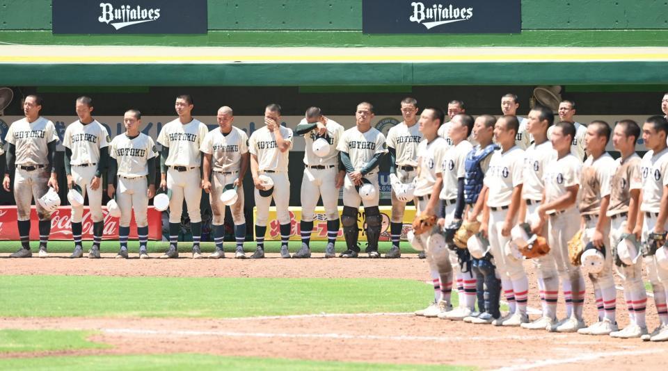 　東洋大姫路に敗れ、整列する報徳学園の選手たち（撮影・西田忠信）