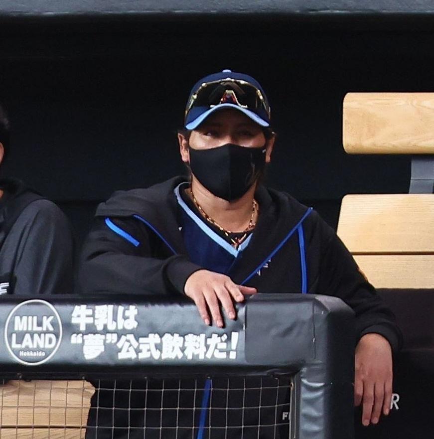 　５回、戦況を見つめる新庄監督＝２７日