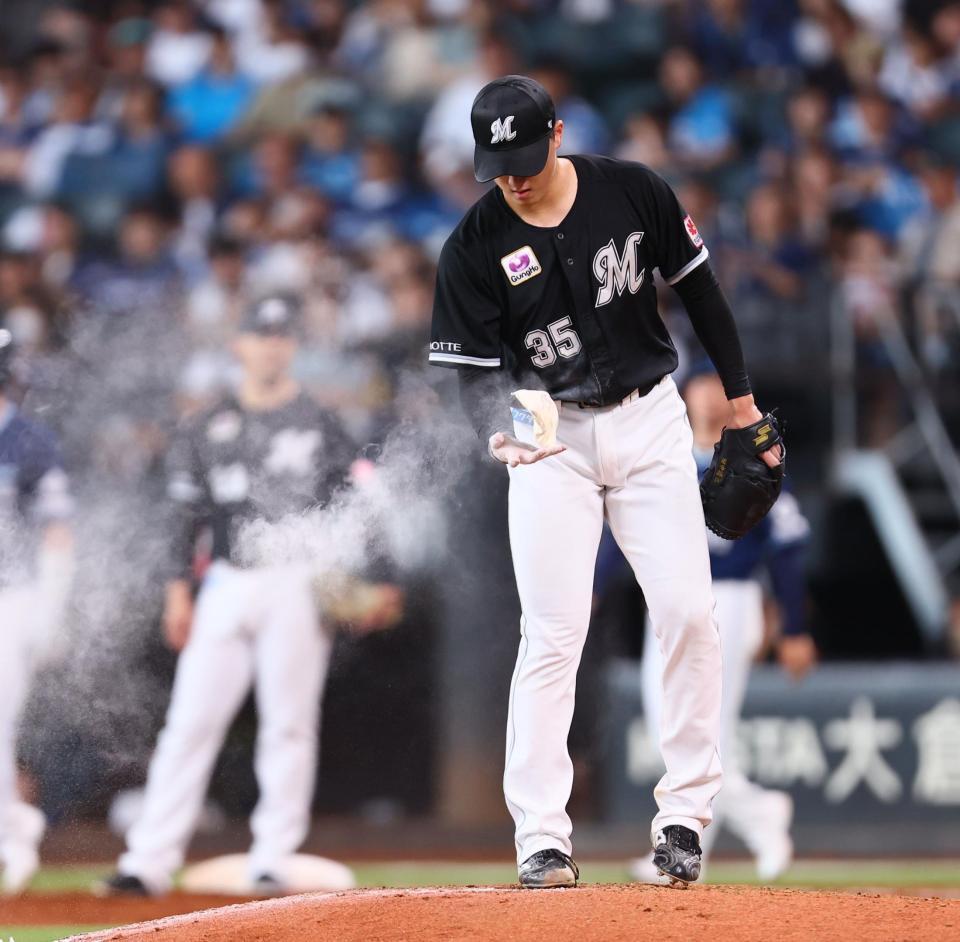　５回、田中晴が手にしたロジンの粉がマウンドの後方に流れる＝２７日