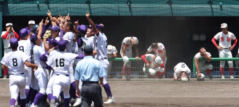 　天理（手前）に敗れ、甲子園出場を逃した智弁学園ナイン（撮影・中田匡峻）