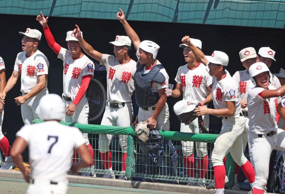 　１回、智弁学園・角谷哲人の先制適時打で盛り上がる智弁学園ナイン（撮影・中田匡峻）