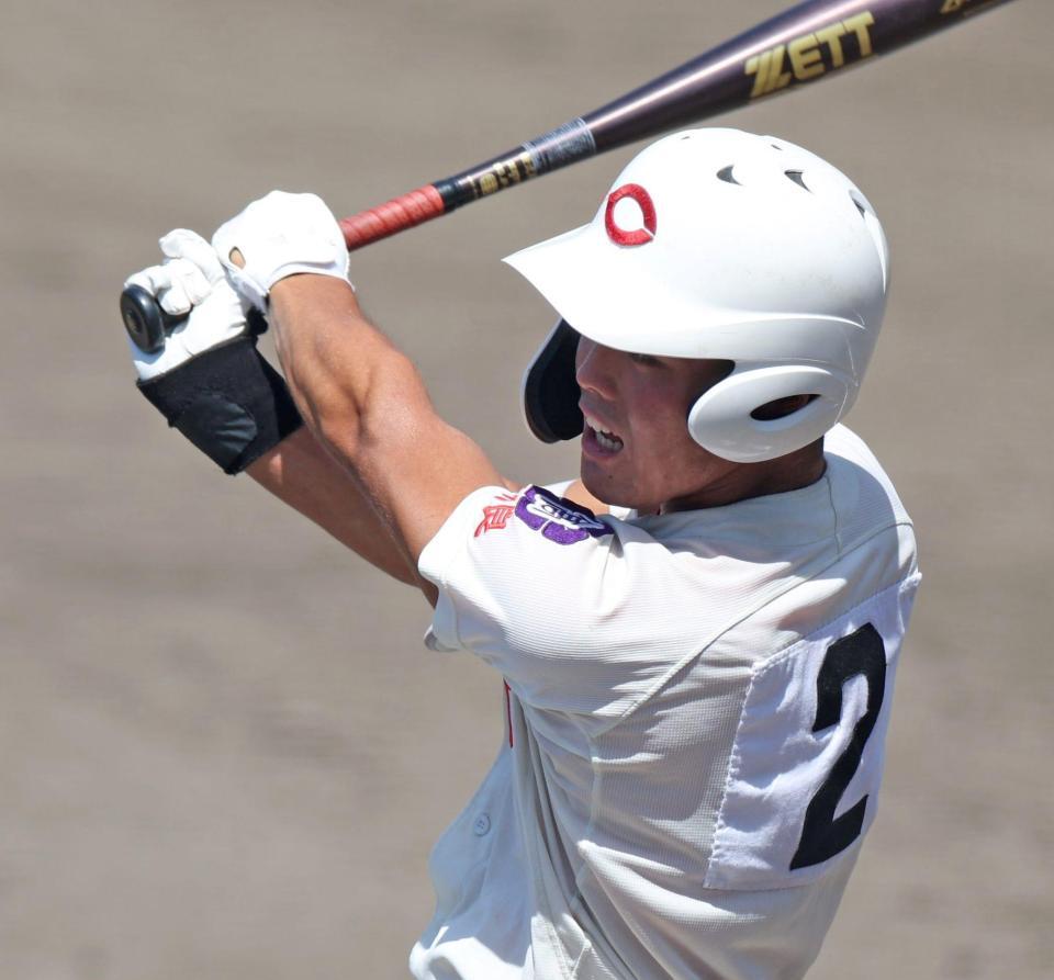 　１回、先制適時打を放つ智弁学園・角谷哲人（撮影・中田匡峻）