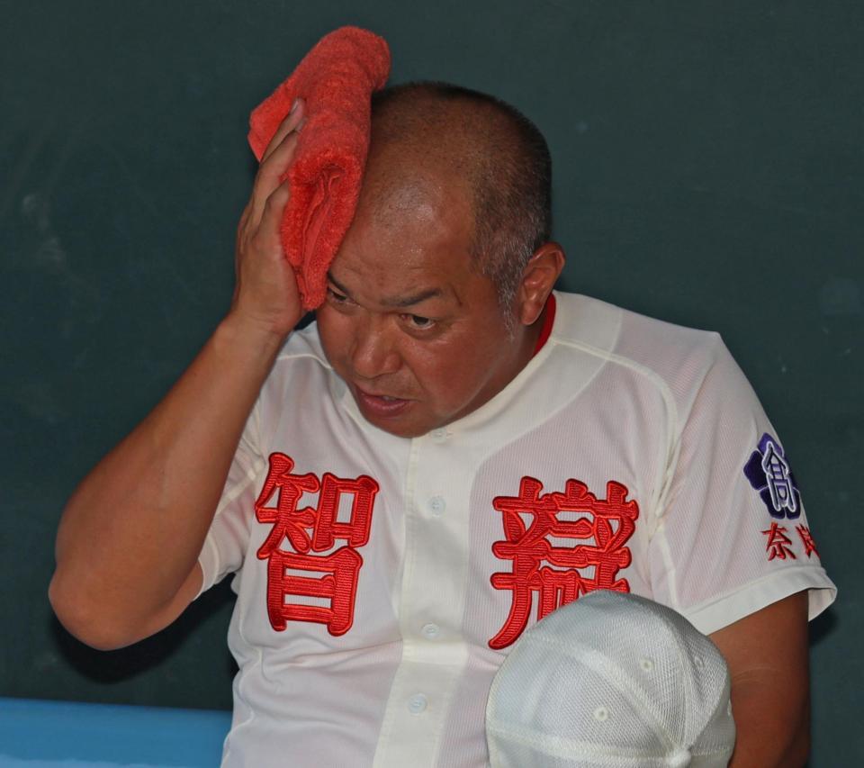 　天理に敗れ、汗を拭く智弁学園・小坂将商監督（撮影・中田匡峻）