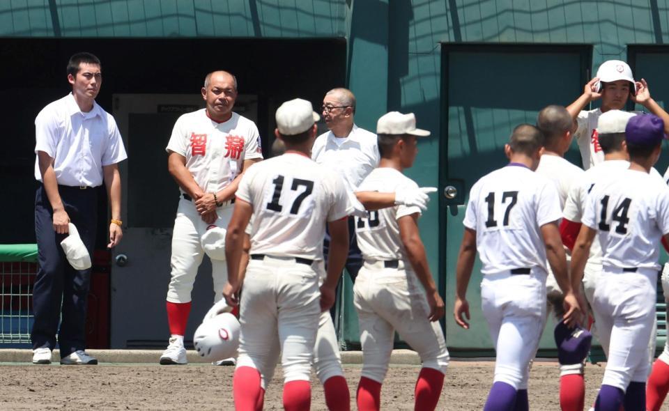 　天理に敗れ、整列するナインを見つめる智弁学園・小坂将商監督（左から２人目）＝撮影・中田匡峻