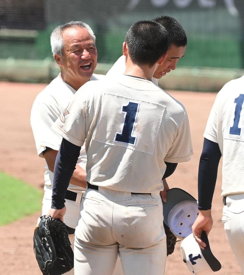 　完投した東洋大姫路・木下鷹大（１）を笑顔で迎える東洋大姫路・岡田龍生監督（撮影・西田忠信）