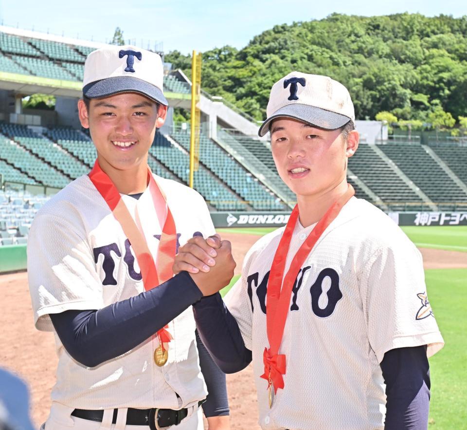 　写真に納まる東洋大姫路・阪下漣（左）と東洋大姫路・木下鷹大（撮影・西田忠信）