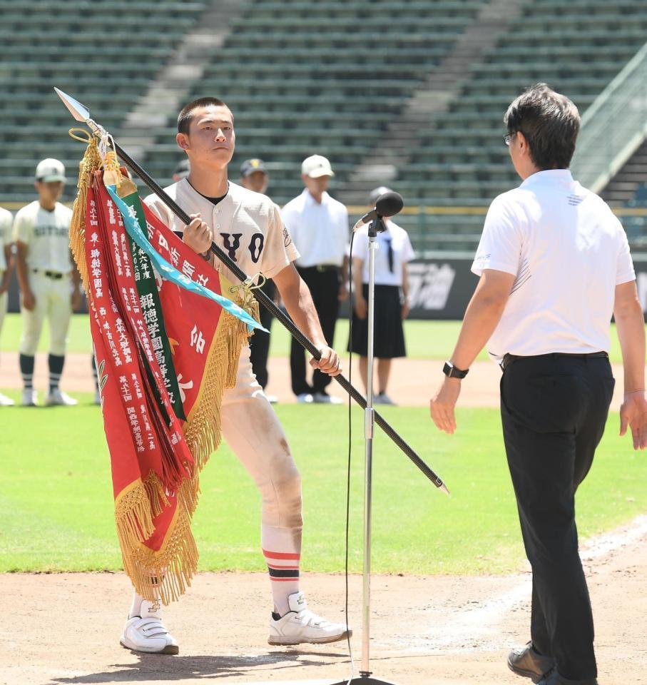 　優勝旗を受け取る東洋大姫路・渡辺拓雲（撮影・西田忠信）